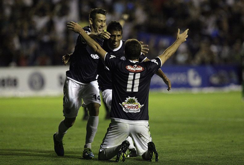Tonetto de rodillas festeja el un tanto Azul.