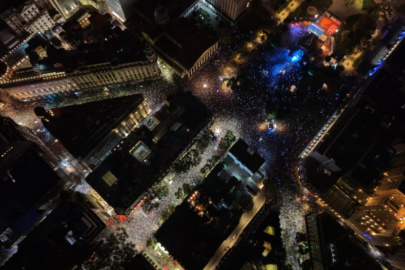 Así se veía la Plaza de Mayo durante el show del cura DJ portugués Guilherme Peixoto.