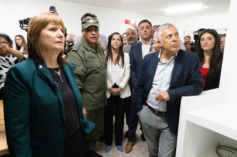 Los ministros de la Nación y el Gobernador, con parte de su gabinete, recorrieron el Gran Mendoza para realizar inauguraciones. 