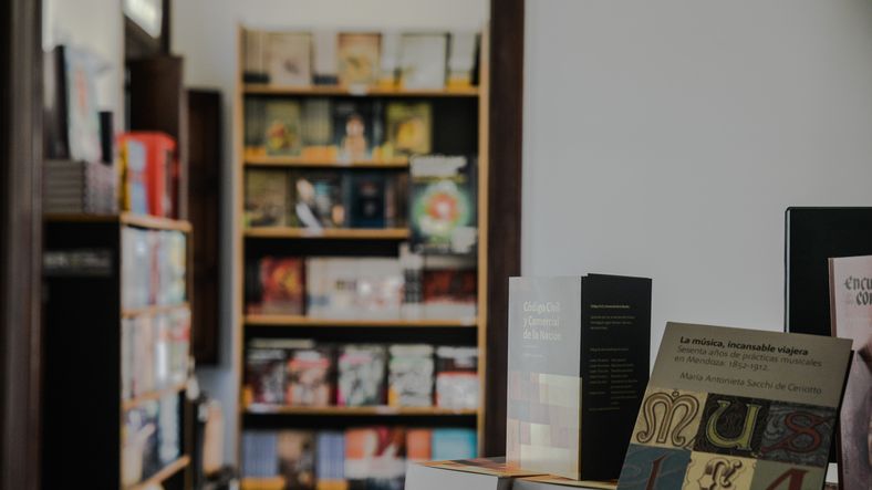 La Editorial de la UNCuyo abrió su concurso con un importante premio.