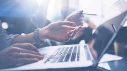 El 44% de los emprendedores de comercio electrónico contrata entre 2 y 5 personas