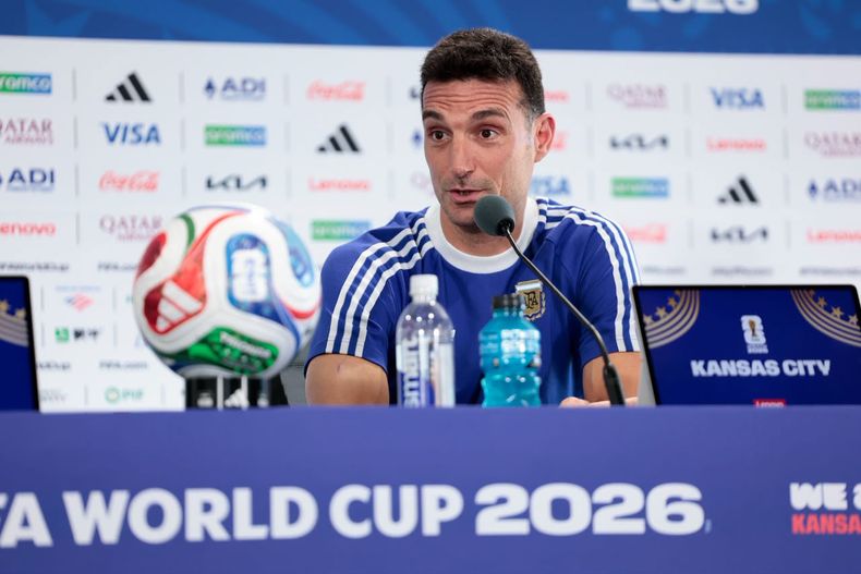 Scaloni confirmó que Dibu Martínez y Julián Álvarez están disponibles para el debut: No hay ningún jugador lesionado
