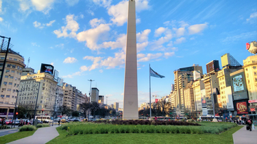 Cubrieron el Obelisco de Buenos Aires con un condón gigante
