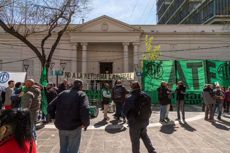 Gremios frente a la Legislatura.