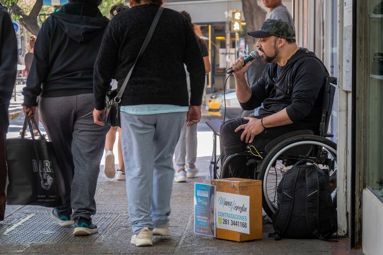 Manu Heredia canta todos los días, en plena calle San Martín.