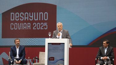 El gobernador Alfredo Cornejo en el desayuno de la Coviar 2025.