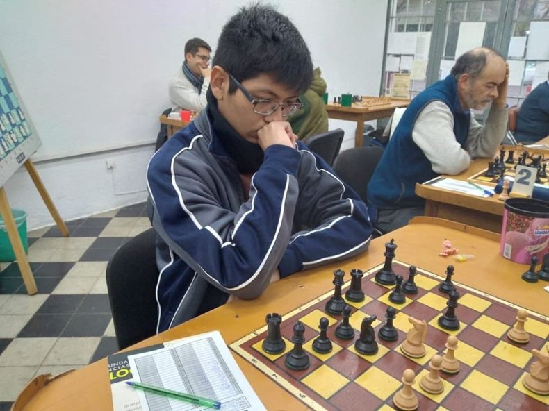 Disputadas tres rondas, &Aacute;ngel Vega lidera el torneo de ajedrez de segunda categor&iacute;a, mientras que Federico Friedl y Diego Mondaca lo hacen en tercera