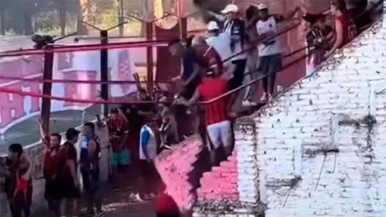 Cedió parte de la tribuna y varios hinchas cayeron desde una baja altura.