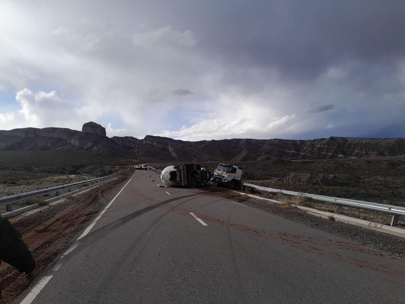 El conductor perdió el control y terminó volcando. 