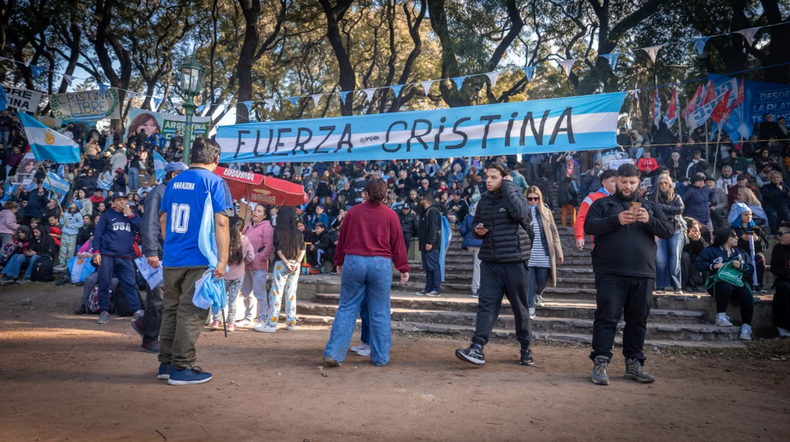 El kirchnerismo celebró el Día de la Independencia en Parque Lezama, donde también escucharon un mensaje grabado de Cristina Kirchner. (Foto: TN/Leandro Heredia)