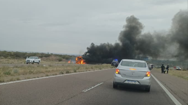 Impactante incendio de un colectivo en la Ruta 40: todos los pasajeros lograron evacuar Impactante incendio de un colectivo en la Ruta 40: todos los pasajeros lograron evacuar