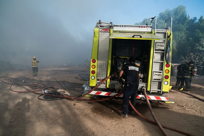 Bomberos de Las Heras y otras jurisdicciones trabajan para sofocar el incendio. 