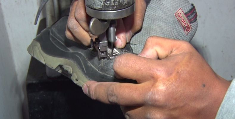 Entre los oficios que se mantiene, el de zapatero continúa en vigencia