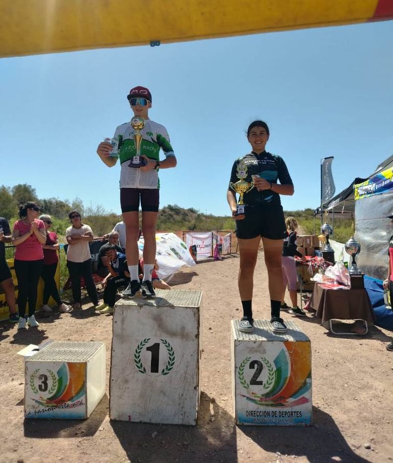 Mountain bike. Augusto Castell y Martina Gómez, ganadores en cadetes varones y menores damas.