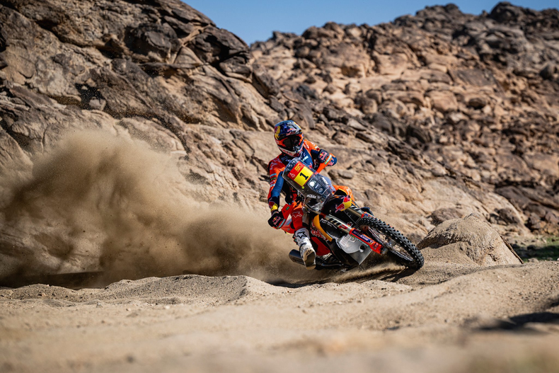 Daniel Sanders logró su primera victoria de etapa en el Rally Dakar 2026 y pasó a liderar la general en motos. &nbsp;