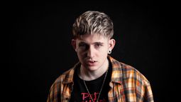 Dillom cambió la letra de su canción Opa y es para los chicos.