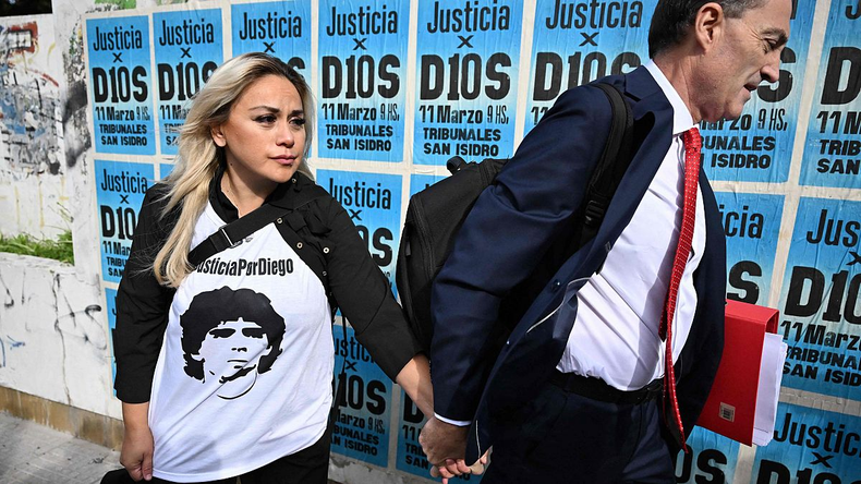 Diego Maradona en el medio de la escena.