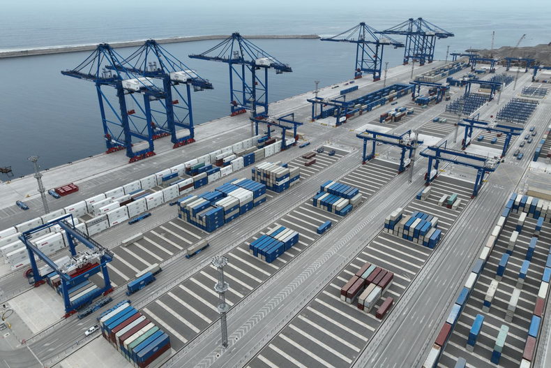 El mega puerto de Chancay en Perú, una de las obras ya en funcionamiento construidas y financiadas por China en America Latina.