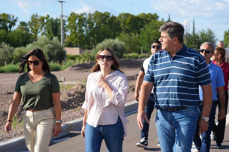 Funcionarios provinciales y municipales recorrieron la obra pública que se ejecuta en el Este.