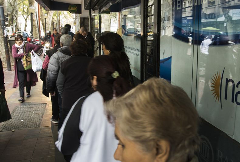 paro bancario, cola, cajeros, extracción de dinero, atención bancos