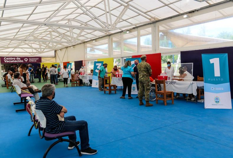 Vacunación, covid 19 , covid 19 mendoza, vacunacion, adultos mayores, mayores de 70, coronavirus, campaña de vacunacion, abuelos, abuelo, vacuna