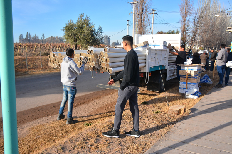 La Municipalidad de Rivadavia entregó materiales.