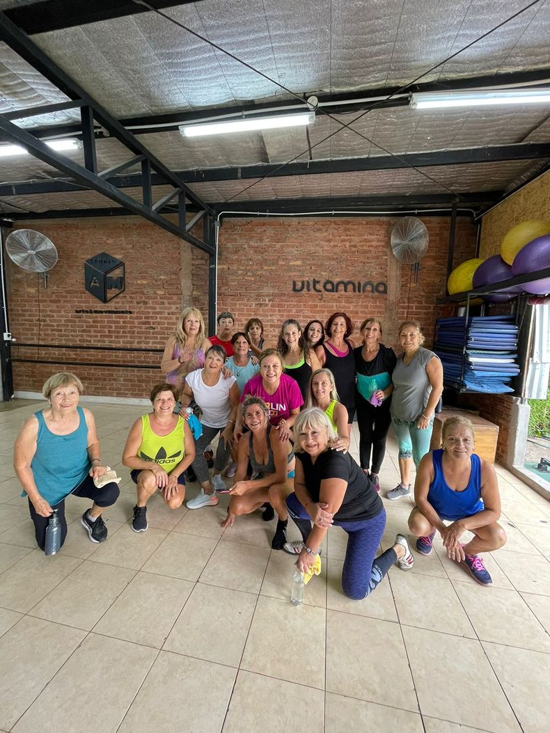 La profe Silvana Caponi junto a uno de sus grupos en el gimnasio Vitamina de Las Heras.