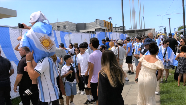 La llegada al Mundial 2026 de la Selección argentina a Kansas generó una enorme revolución entre los hinchas que esperaron al plantel en el hotel.