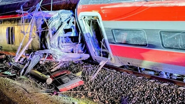 El descarrilamiento de dos trenes de alta velocidad provocó una colisión masiva en España. El descarrilamiento de dos trenes de alta velocidad provocó una colisión masiva en España.