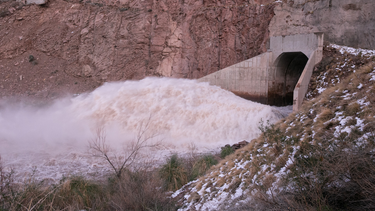 Se abrirán las compuertas del Descargador de Fondo del Embalse Potrerillos para disminuir el nivel de la presa.