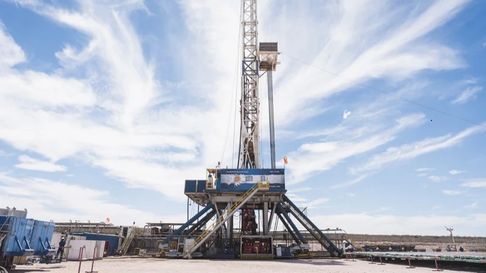 YPF presentó un megaproyecto de 51.000 millones de dólares junto a Eni y XRG que busca convertir el gas de Vaca Muerta en GNL para exportarlo al mundo. YPF presentó un megaproyecto de 51.000 millones de dólares junto a Eni y XRG que busca convertir el gas de Vaca Muerta en GNL para exportarlo al mundo.