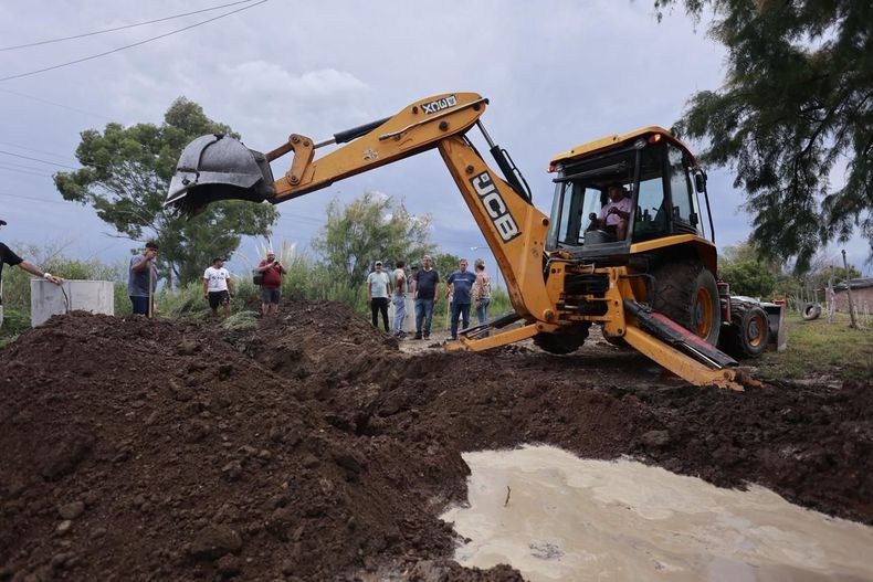 El Intendente Omar Félix supervisó las tareas de recuperación por parte de los equipos de obras pública, y la asistencia a los damnificados por parte de las áreas sociales. 
