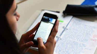 Cómo funcionará la restricción de celulares en las escuelas del Arzobispado de Mendoza.