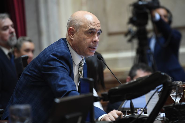 Bartolomé Abdala preside la sesión, ante la ausencia de victoria Villarruel.