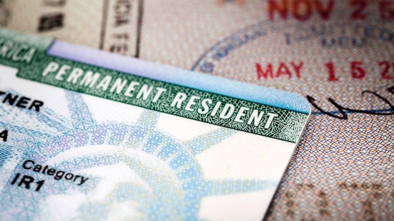 Desde Migraciones sostienen que las Green Cards brindan garantías suficientes en materia de seguridad.