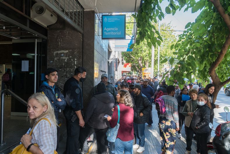 Cientos de hombres y mujeres se volcaron a Anses para iniciar el trámite durante la primera semana de la moratoria previsional en Mendoza