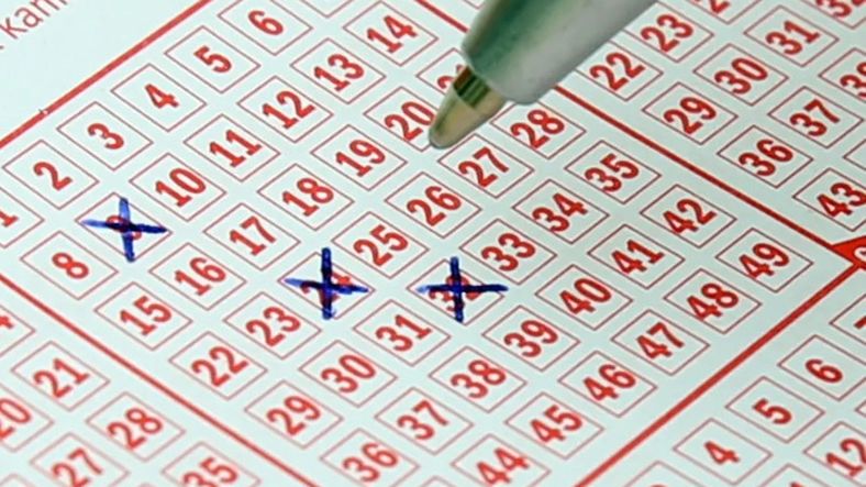 Ganó la lotería y repartió parte de sus ganancias.