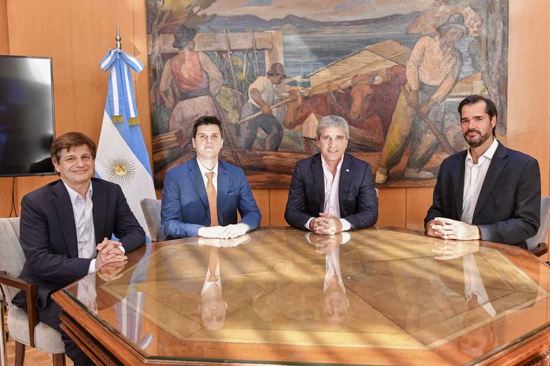 Luis Caputo y Federico Ramos Napoli junto con las autoridades de la empresa inversora.&nbsp;