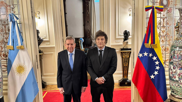 milei recibio al lider opositor venezolano, gonzales urrutia y saludaron desde el balcon de casa rosada