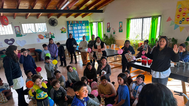 Sorpresa por el Día del Niño de policías en una escuela de Tupungato.