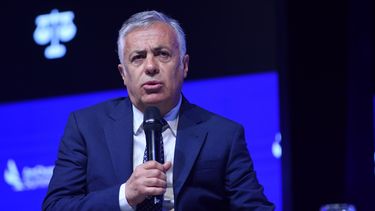 Sin definiciones de un acuerdo con LLA, Cornejo respalda a Milei en lo económico