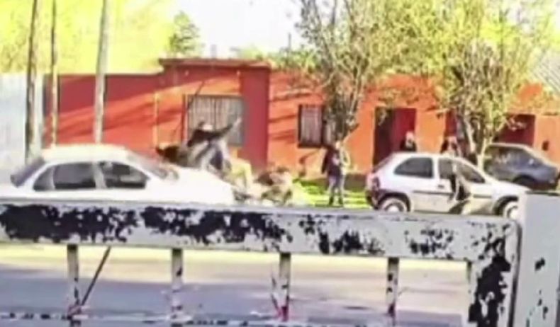 Atropelló a un grupo de jóvenes y se dio a la fuga
