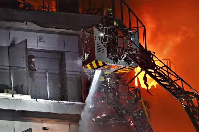 Un incendio devastó un edificio y dejó personas herida y atrapadas