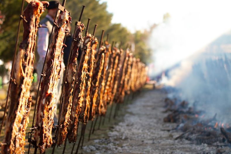La Fiesta Nacional de la Ganadería de Zonas Áridas es famosa por sus costillares al ensartador
