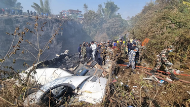 Mueren 67 personas al estrellarse un avión en Nepal, en el que viajaba un argentino.