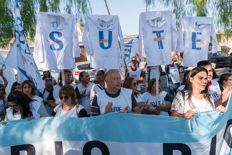 El Sute, encabezado por la secretaria general, Carina Sedano, en las puertas del jardín donde se realizó el acto. 