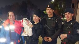 Los efectivos y la médica que asistieron a la bebé.
