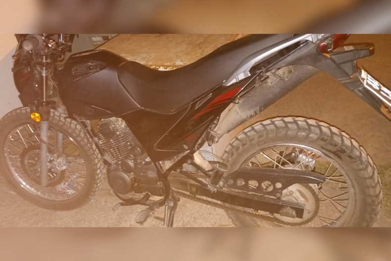 Los menores huyeron en contramano, intentaron escapar a pie y lograron ser detenidos.