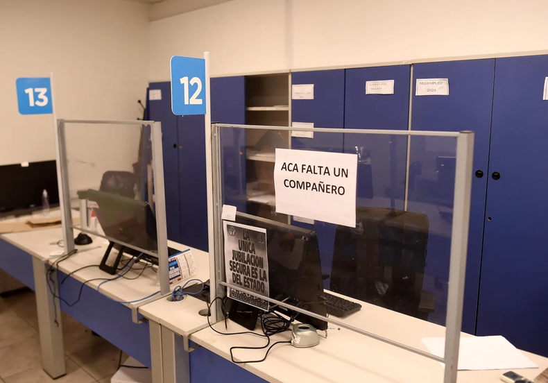 Una oficina del ANSES con carteles denunciando la reducción de la planta del Estado desde la asunción de Javier Milei