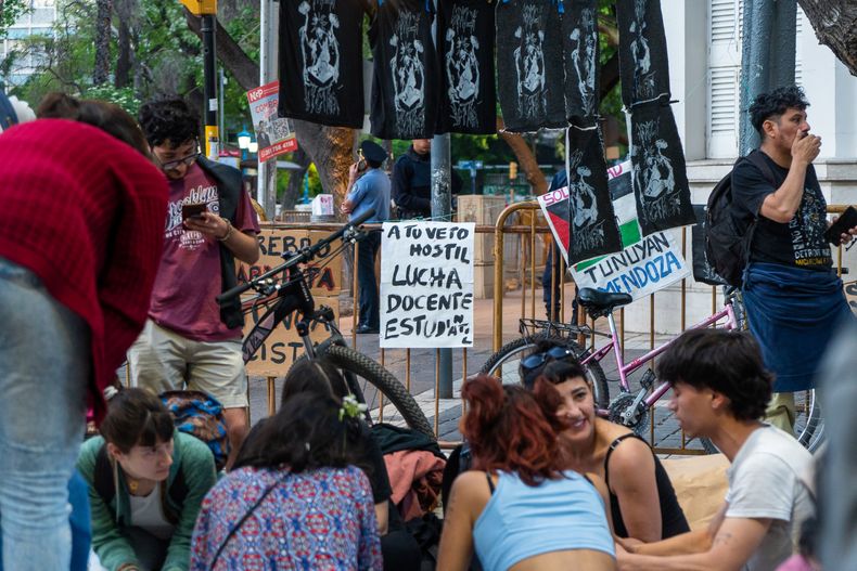 Clase pública de la UNCUYO tras un veto de Javier Milei al presupuesto universitario.